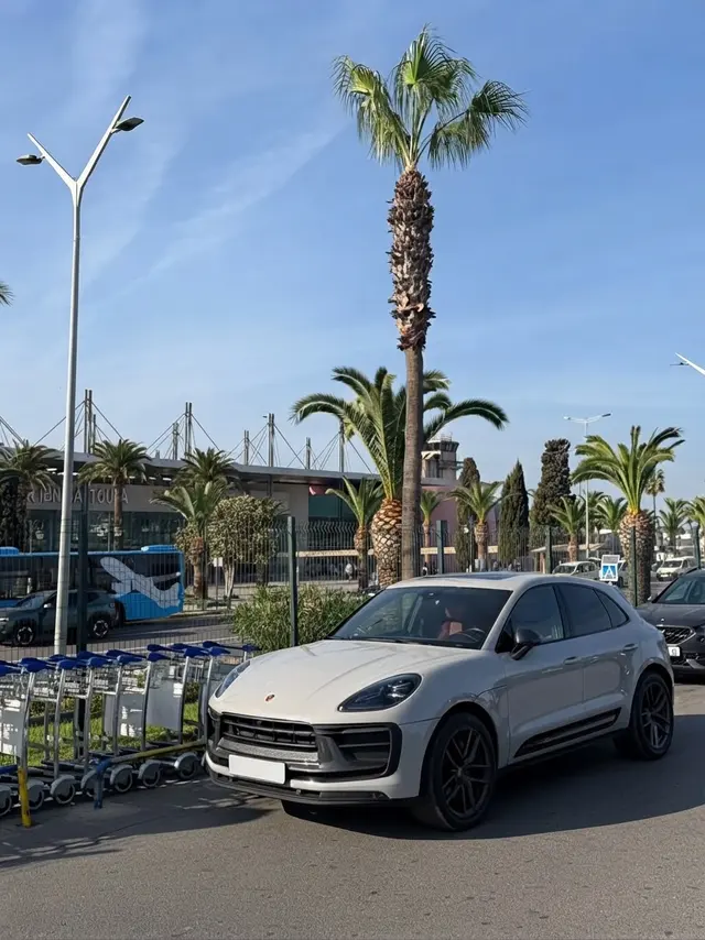 Porsche Macan T à l’aéroport, sous les palmiers
