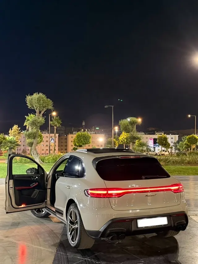 Porsche Macan T — bandeau lumineux arrière, de nuit