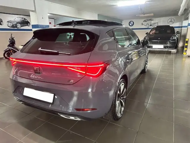 Seat Leon FR — vue arrière au garage